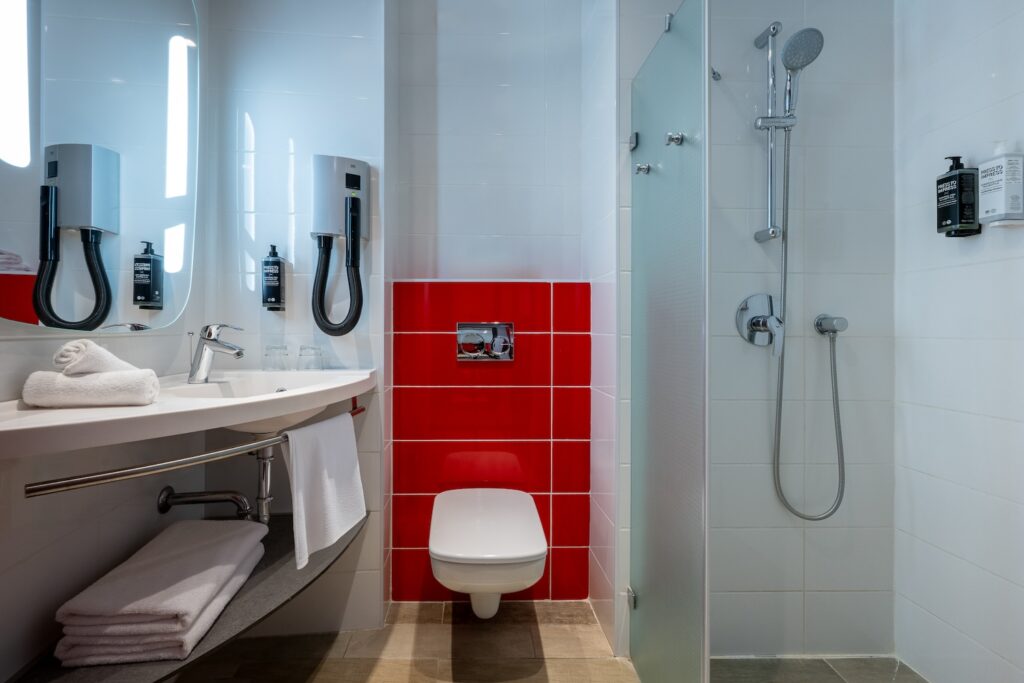 IBIS Styles_Standart family room_bath_web