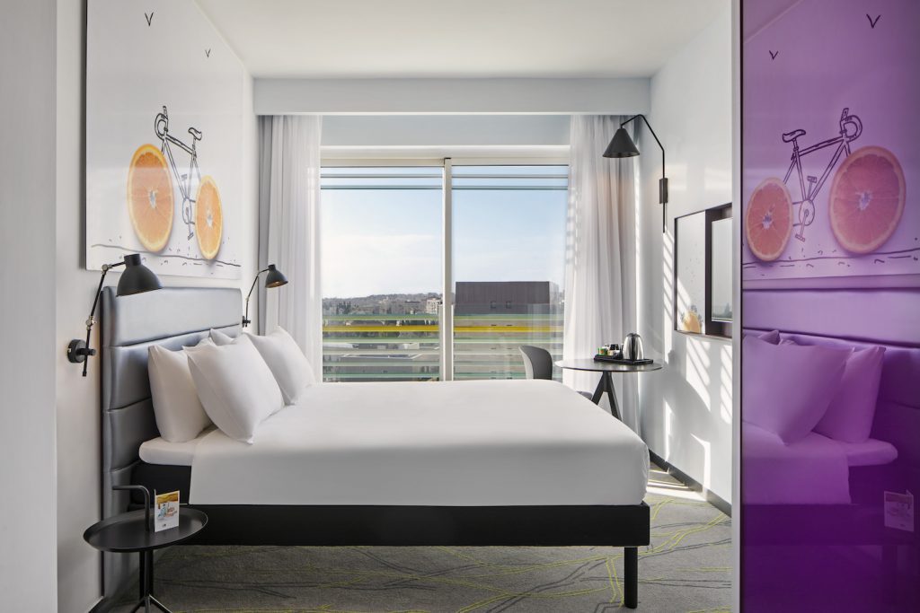 Chambre familiale supérieure avec vue sur la ville